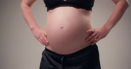 Mujer en embarazo avanzado posa con calma