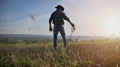 Amerikanischer Cowboy überwacht sein ländliches Farmland