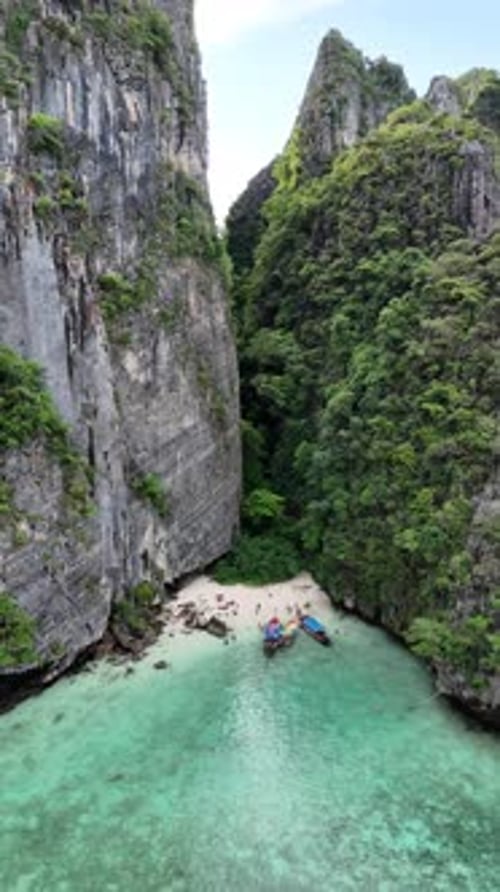 Cala de playa aislada en los acantilados de Tailandia