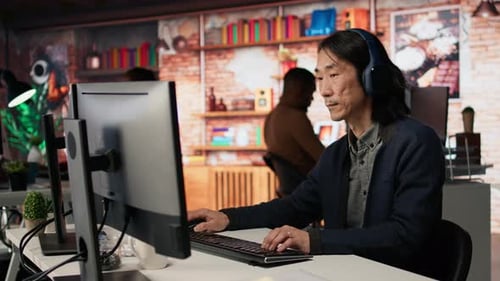 Directeur technique écoutant de la musique et codant