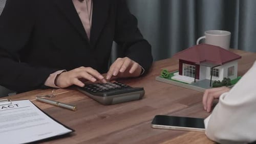 Nahaufnahme begeisterter Kundenrezension Vertragsunterlagen für Hauskredite