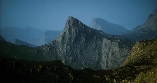 Der majestätische Berggipfel erhebt sich in der Abenddämmerung über dem ruhigen Tal