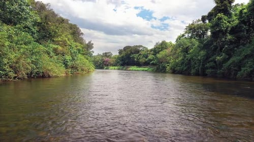 Wunderschöne brasilianische Landschaft über und in der Nähe des Flusses in tropischem grünem Wald mit Bergen im Hintergrund