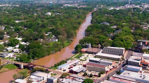 Zumbido aéreo sobre Bayou Teche, el centro de Nueva Iberia, el Teatro Sliman y el Centro Cívico