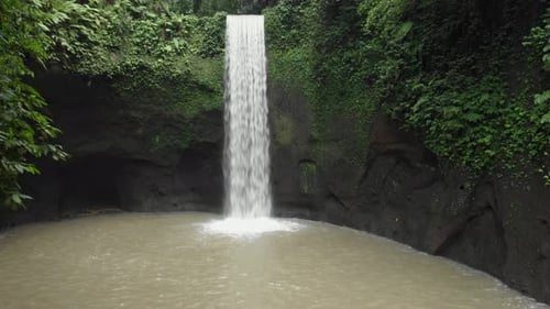 Wasserfalllandschaft wunderschöner tropischer Regenwald