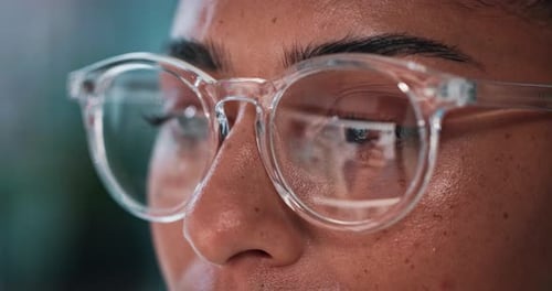 Lunettes, réflexion et en ligne avec une femme d'affaires au bureau d'un concepteur Web