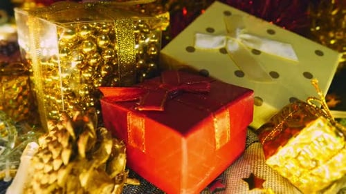 Nahaufnahme, Stapel von Geschenkboxen unter dem Weihnachtsbaum mit blinkenden Lichtern im Hintergrund, tragbar