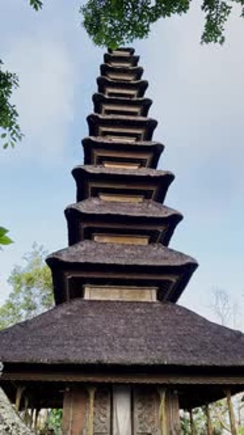Vue verticale de la cour d'un temple hindou balinais traditionnel avec la tour Meru à Bali, en Indonésie