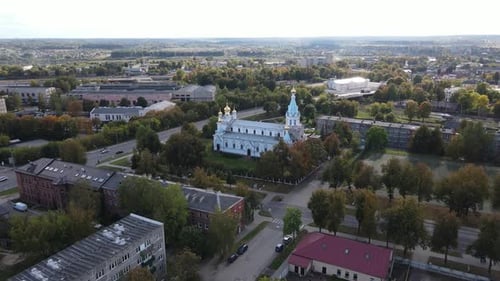 Paysage urbain de Daugavpils avec vue sur une immense cathédrale, Lettonie
