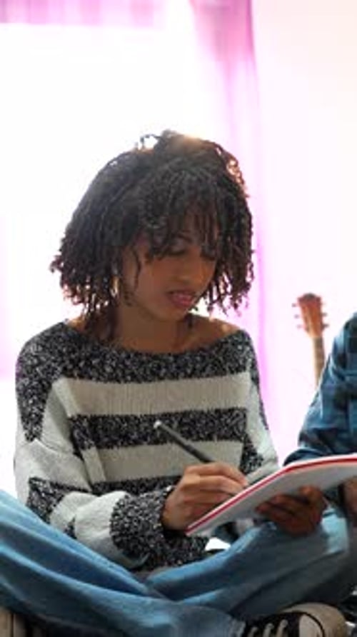 Adolescents partageant des notes et étudiant ensemble