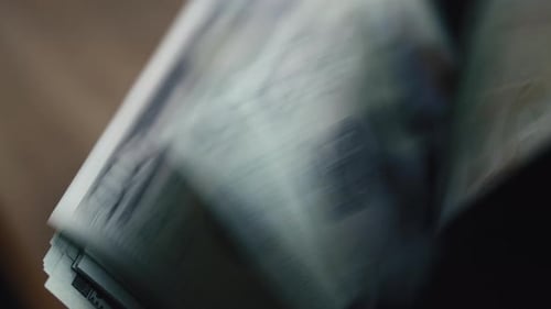 La máquina contadora de efectivo cuenta billetes de cien dólares y billetes de 100 USD