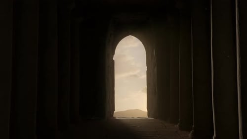 Hall sombre avec des colonnes anciennes et vue sur la montagne dans la lumière du soleil du soir