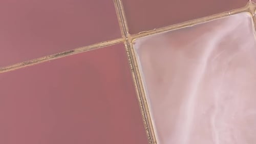 Vista aérea de salinas multicoloridas brilhando ao sol, França