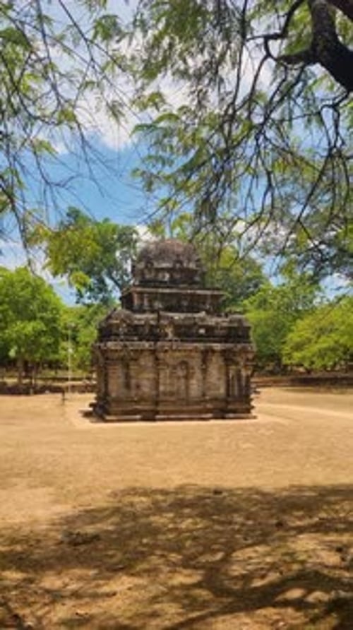 Shiva Devalaya Nr. 2, un ancien temple hindou du Xe siècle à Polonnaruwa, au Sri Lanka