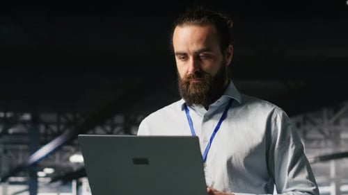 Programador em plataforma de data center usando laptop