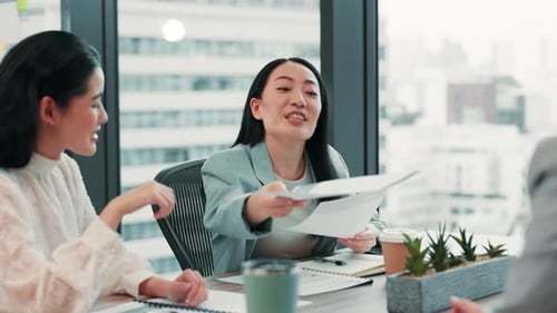 Empresários, reuniões e documentos com discussão sobre a estratégia da empresa