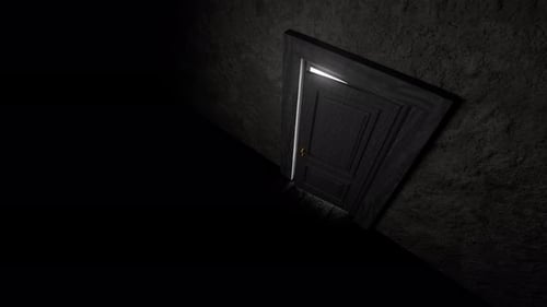 Porte s'ouvrant à une lumière vive dans une pièce sombre
