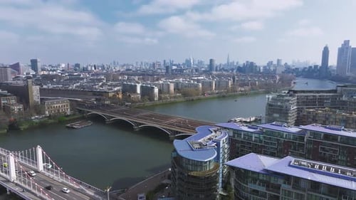 Vista aérea del puente Albert y el río Támesis en Londres en un día brillante