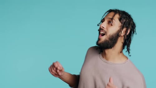 Un danseur heureux s'amuse à danser sur fond de studio rythmique