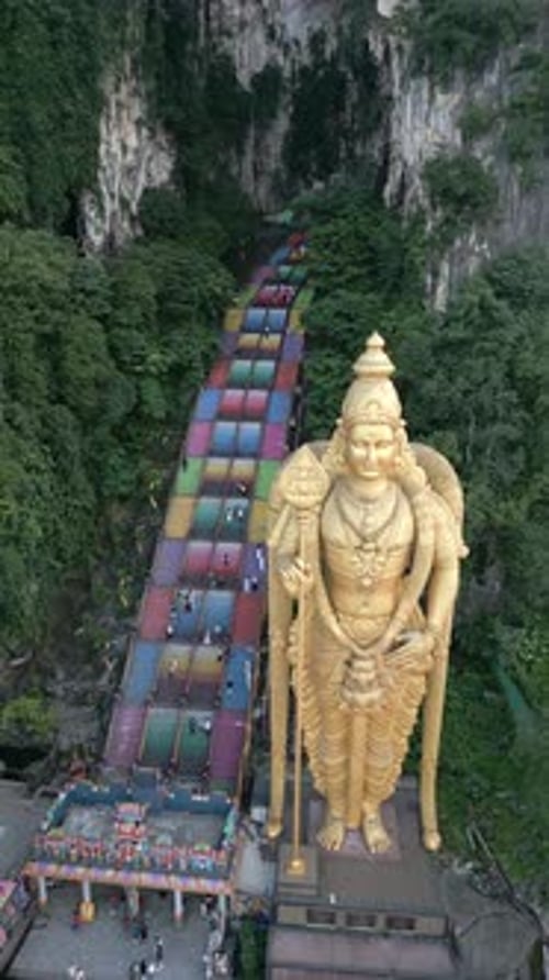 Vue aérienne des grottes de Batu et de la statue dorée de Murugan à Kuala Lumpur en Malaisie