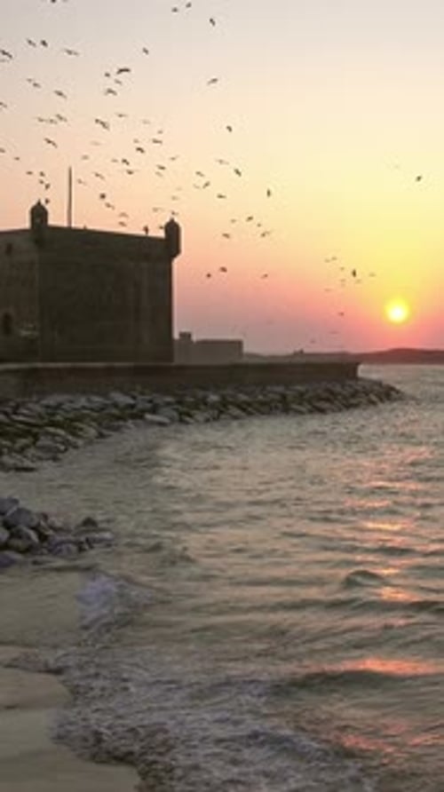 Silhouette du fort d'Essaouira avec coucher de soleil, Maroc