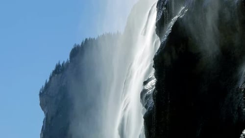 Wasserfall, Fluss, frischer, sauberer, schmelzender Wasser-Naturhintergrund