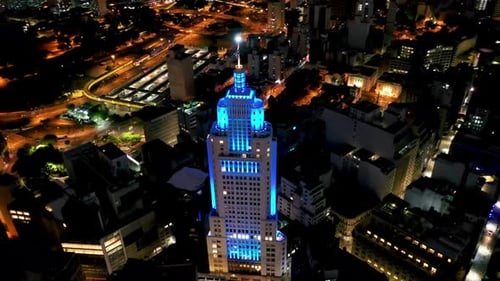 Paisagem noturna de um edifício histórico no centro de São Paulo, Brasil.