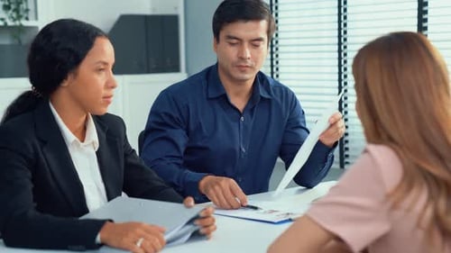 Une jeune candidate asiatique tente d'impressionner l'intervieweuse en étant compétente