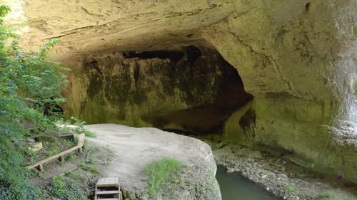Une destination touristique près de Vratsa en Bulgarie, fréquentée pour son importance historique et sa particularité