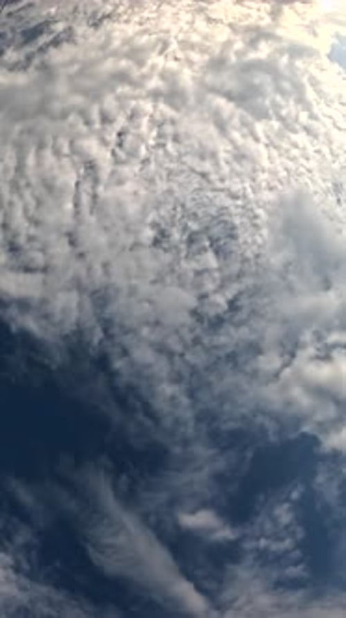 Timelapse : cumulus moelleux se déplaçant dans un ciel lumineux au coucher du soleil, nature aérienne abstraite, océan d'été