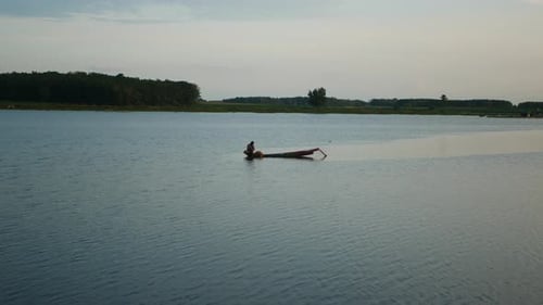 Fischernetzfische auf traditionellen Holzbooten