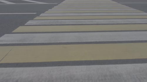 Vista de perto da passagem de pedestres branca e amarela em Moscou, Rússia, boneca