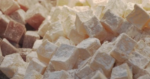 Vitrine mit Turkish Delight in Puderzucker Köstliche Süßigkeiten mit Nüssen und Honig türkisch