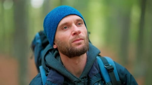 Mann sperrt sich im Wald ein