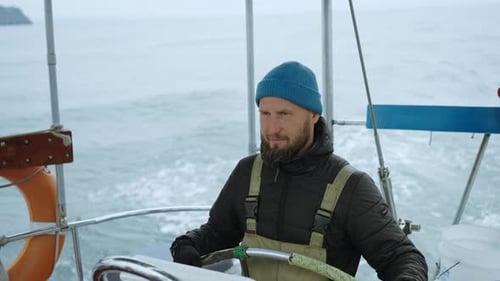 Retrato del capitán de barco con el timón de un barco de pesca, viaje y expedición científica