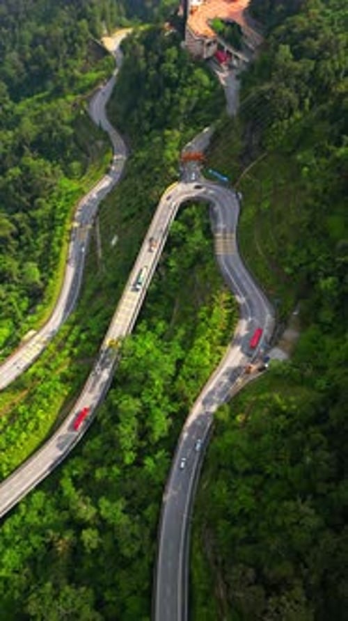 Vue aérienne verticale de la route de montagne sinueuse et de la pagode du temple à Genting Highlands, en Malaisie,