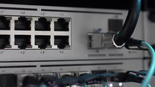 Vista panorámica de cerca de la parte posterior del rack de servidores de la red de servidores con luces LED parpadeantes