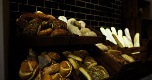 Bäckereiausstellung mit einer Vielzahl von frischem Brot in Holzkörben