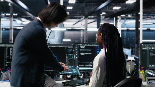 Multiethnisches Team bei der Codierung diverser Rechenzentren mit generativer KI-Unterstützung