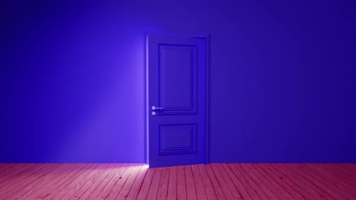 Porte s'ouvrant à une lumière vive dans une pièce vide