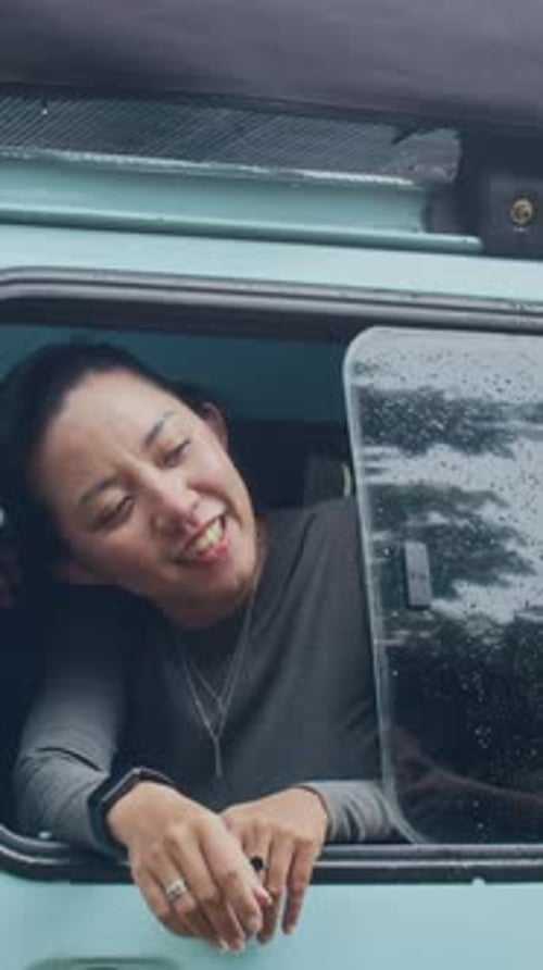 Mujer tomando su pedido mientras está en el coche