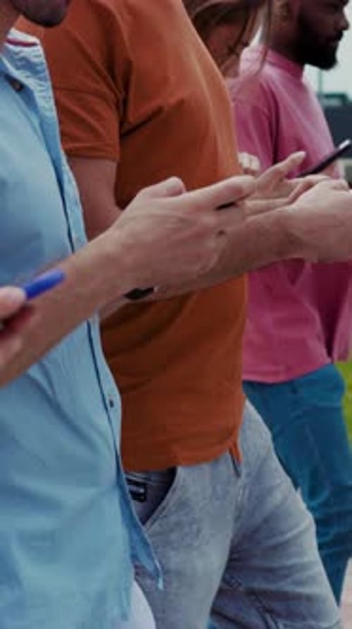 Menschen, die sich heute in einer modernen städtischen Umgebung aktiv mit ihren Smartphones beschäftigen