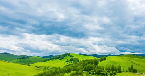 Bergwiesen-Zeitraffer im Sommer oder Herbst Wilde Natur und ländliches Feld Schnelle Wolken