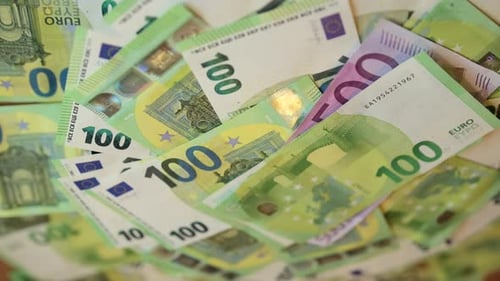 100- und 500-Euro-Scheine drehen sich, Nahaufnahme. Viele Papiergeld, Hunderte Euro, lagen auf dem Tisch.