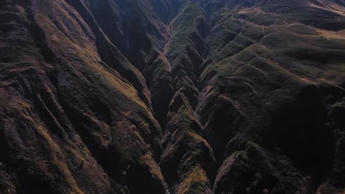 Drone survole un canyon avec une petite rivière au milieu