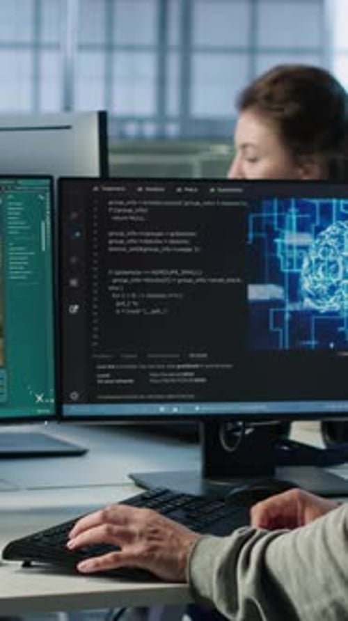 Ingenieur programmiert virtuellen KI-Assistenten, der Clips produziert