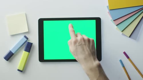 Usando o tablet com tela verde na tabela do designer