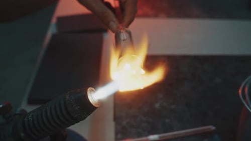 Flamme und Glas Die gekonnte Kunst der Glasbläserei in kreativer Aktion und einzigartiger Handwerkskunst