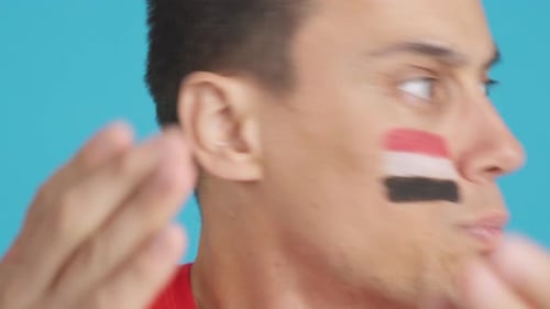 Mann mit ägyptischer Nationalflagge verärgert über einen Schiedsrichter