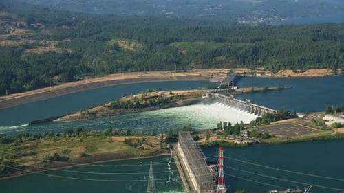 Oregon Circa-2021: vista aérea de la presa de Bonneville en la garganta del río Columbia